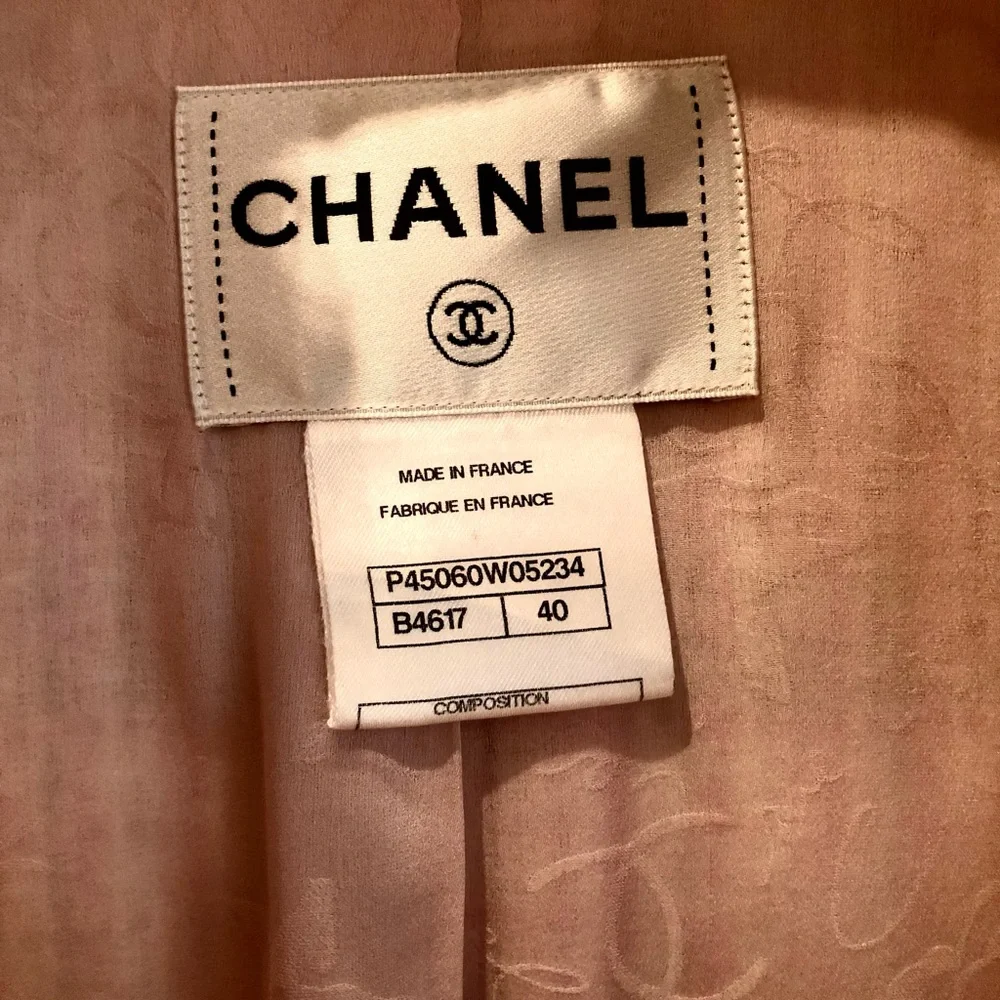 Chanel Runway Pink Jacket w/Embellishments, Pink & Gold Custom Buttons Size 40 - Picture 8 of 13